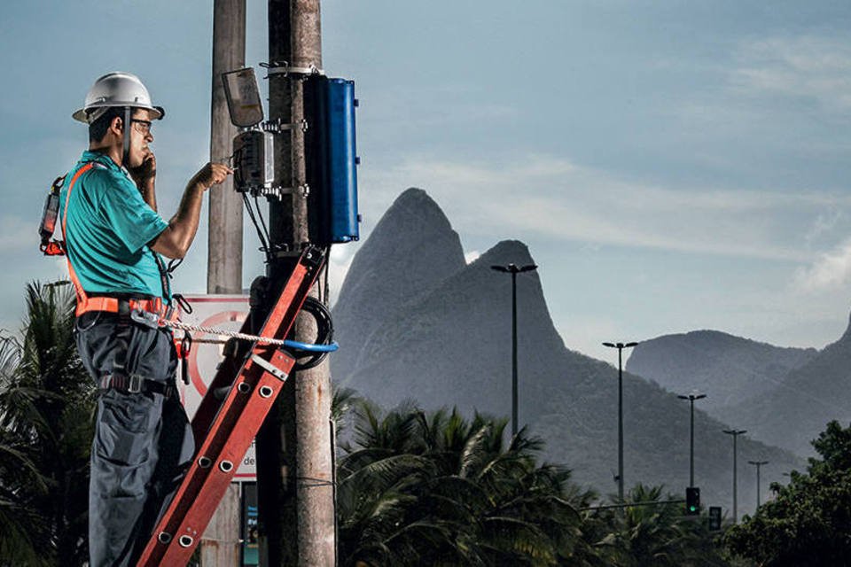 Manutenção da Oi no Rio de Janeiro: a empresa vale em bolsa 90% menos que em 2012, quando atingiu o auge (André Valentim/Exame)