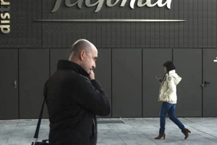 
	Sede da Telef&oacute;nica em Madri: de acordo com ag&ecirc;ncia, quando comparada &agrave; Deutsche Telekom e &agrave; Orange, espanhola exibe uma diversifica&ccedil;&atilde;o geogr&aacute;fica mais forte
 (Angel Navarrete/Bloomberg)