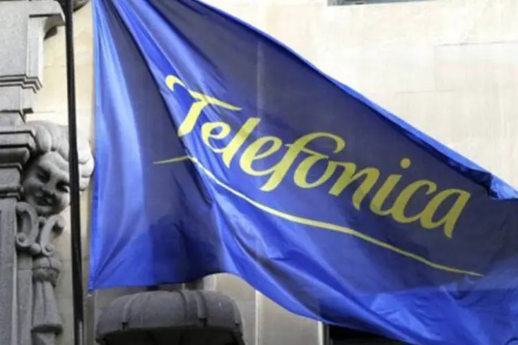 
	Bandeira da empresa espanhola Telef&oacute;nica: operadora tem a meta de cortar suas d&iacute;vidas para menos de &euro; 47 bilh&otilde;es at&eacute; o fim do ano
 (©AFP/Archivo / Dominique Faget)