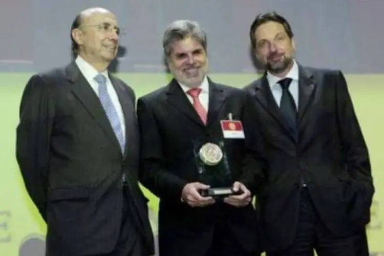 Antônio Carlos Valente, presidente da Telefônica, recebe o troféu de melhor empresa do setor de telecomunicações: reunião de diretores hoje (.)