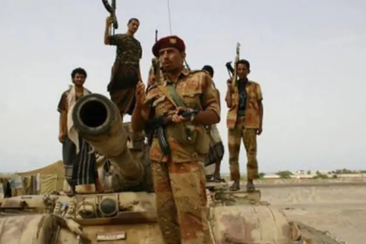 
	Soldados iemenitas na estrada que liga Zinjibar a Jaar: o local do ataque &eacute; uma &aacute;rea na qual membros da Al-Qaeda se re&uacute;nem para executar atentados
 (AFP)