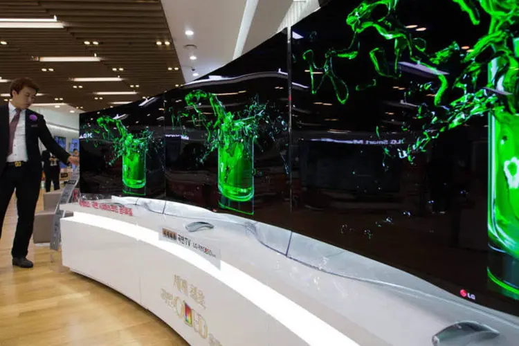 Televisão curva de OLED da Samsung em exposição em uma loja de Seul, na Coreia do Sul (SeongJoon Cho/Bloomberg)