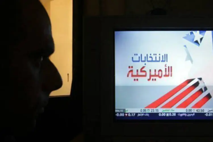 Homem acompanha as eleições americanas em TV de Bagdá, em novembro de 2012 (AFP / Ali al-Saadi)