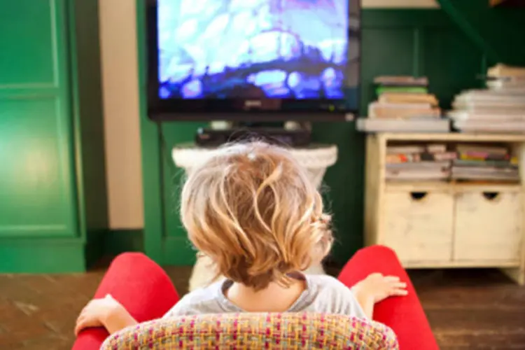 
	Mulher assiste televis&atilde;o: o Brasil conta com 4,2 milh&otilde;es de &quot;clientes&quot; piratas de TV
 (Getty Images)