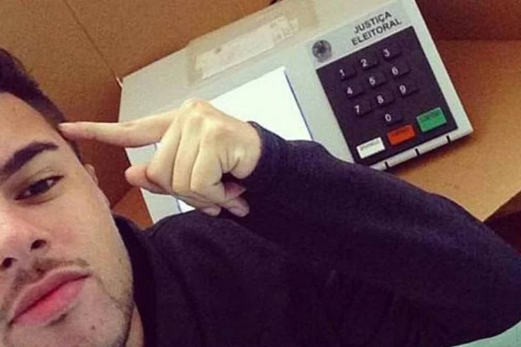 Selfie: esta foto não revela o voto, mas outros eleitores foram mais indiscretos (Reprodução / Twitter @Televisionados)