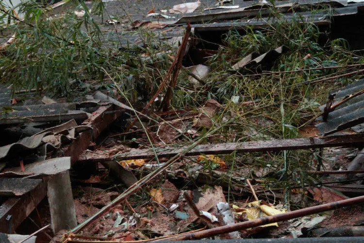 
	Telhado de casa no bairro do Boqueir&atilde;o, em Santos, ficou destru&iacute;do ao ser atingido por estilha&ccedil;os da aeronave que levava Eduardo Campos
 (Nara Assunção/ Jornal Boqnews)