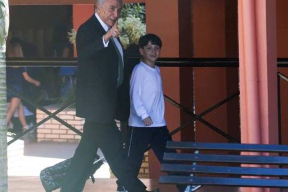 Temer chama jornalistas para vê-lo buscar filho na escola