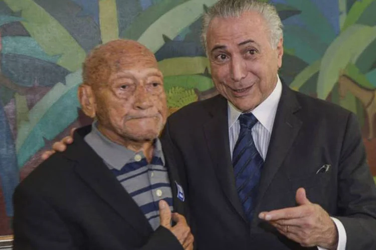 
	Temer e Gerv&aacute;sio Baptista: Gerv&aacute;sio estava em frente ao Pal&aacute;cio do Planalto, gravando uma entrevista, quando foi chamado para se encontrar com Temer
 (José Cruz/Agência Brasil)
