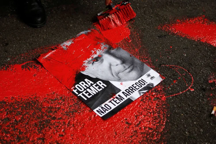 
	Protestos: os manifestantes chamaram o presidente interino de &ldquo;golpista&rdquo; e pediram a &ldquo;pris&atilde;o&rdquo; de Romero Juc&aacute;
 (Nacho Doce / Reuters)