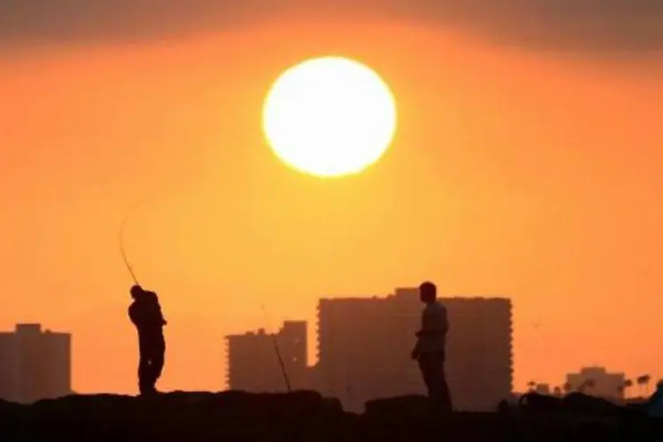 Pescadores trabalham em Seal Beach, Califórnia, em 28 de junho de 2014: temperatura em junho foi a maior da história para o mês (Frederic J. Brown/AFP)