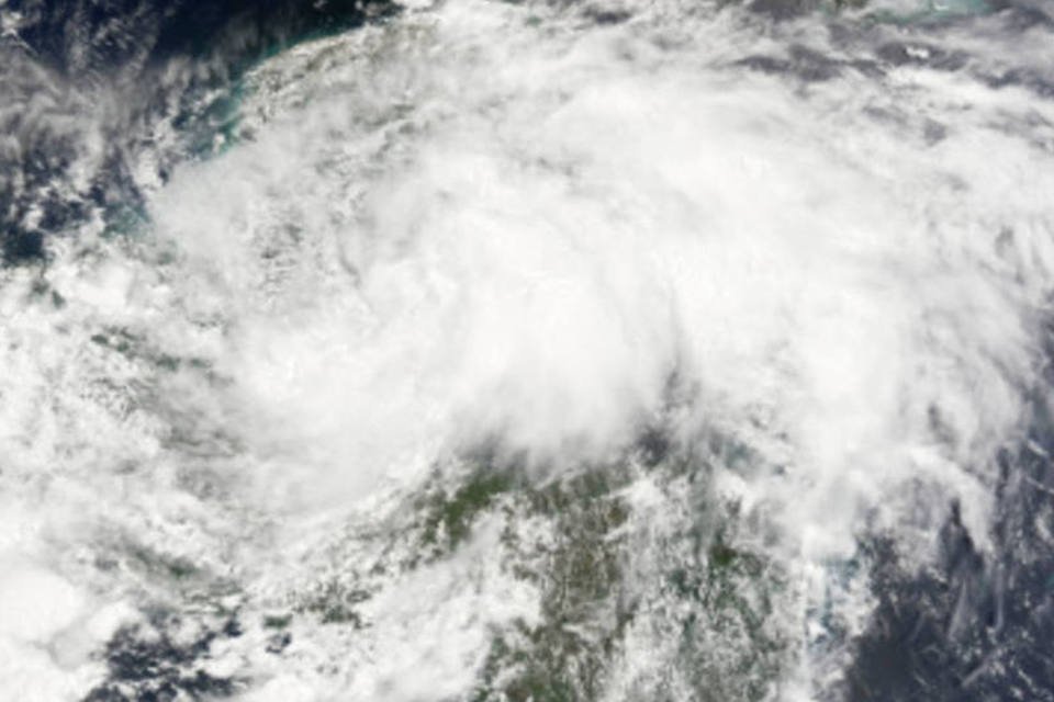 Tempestade "Arthur" avança pela costa leste da Flórida