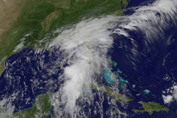 
	Tempestade Colin: os cientistas dizem que Colin perder&aacute; suas caracter&iacute;sticas tropicais nas pr&oacute;ximas 48 horas
 (NASA / Reuters)