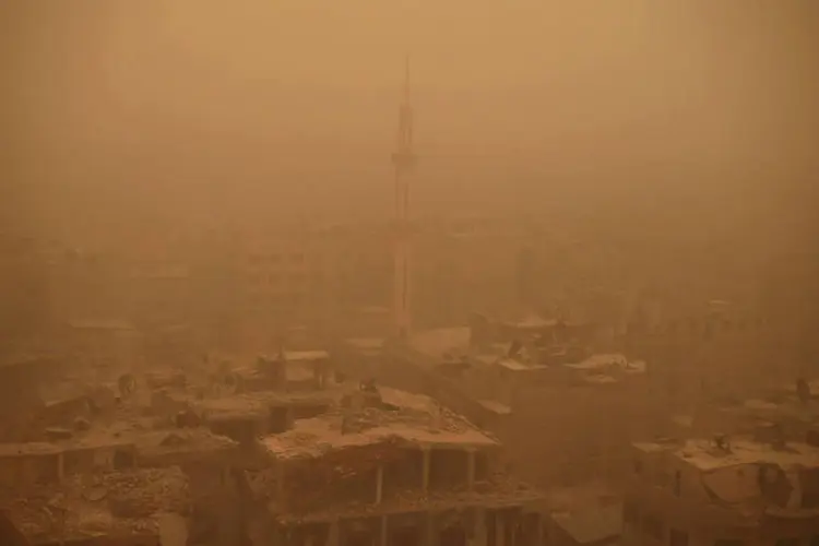 
	Tempestade de areia no Oriente M&eacute;dio afeta o L&iacute;bano: massa de areia se estendeu a outras regi&otilde;es do pa&iacute;s e afeta hoje tamb&eacute;m a capital Beirute, onde a visibilidade &eacute; muito reduzida
 (Reuters / Bassam Khabieh)