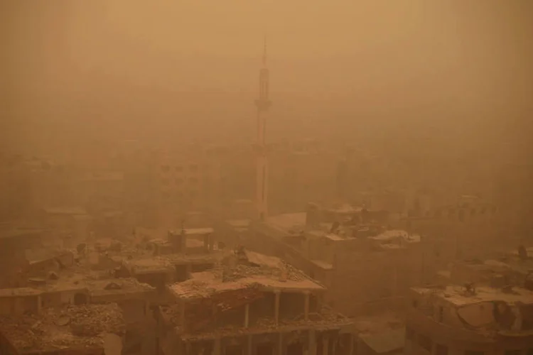 
	Tempestade de areia no Oriente M&eacute;dio afeta o L&iacute;bano: massa de areia se estendeu a outras regi&otilde;es do pa&iacute;s e afeta hoje tamb&eacute;m a capital Beirute, onde a visibilidade &eacute; muito reduzida
 (Reuters / Bassam Khabieh)