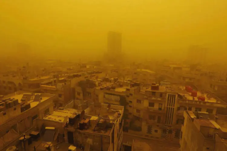 Nuvens de poeira e areia (REUTERS / Omar Sanadiki)