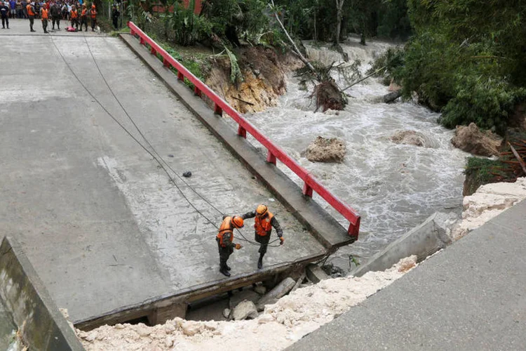 
	M&eacute;xico: cerca de 600 policiais, soldados, bombeiros e socorristas rastreavam a zona, concentrando seus esfor&ccedil;os em Huauchinango
 (Luis Echeverria / Reuters)