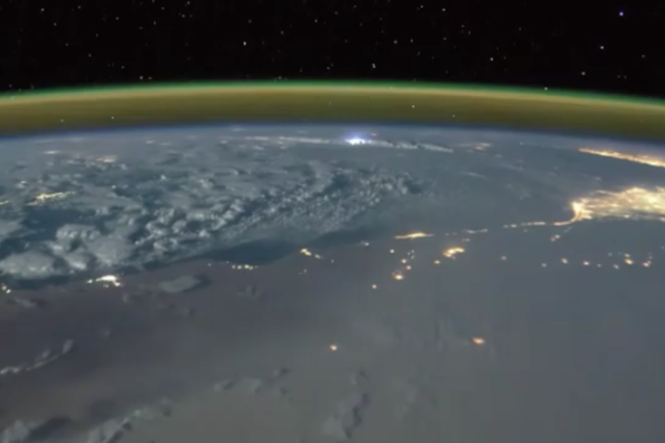 Vídeo mostra tempestade elétrica na Terra vista do espaço