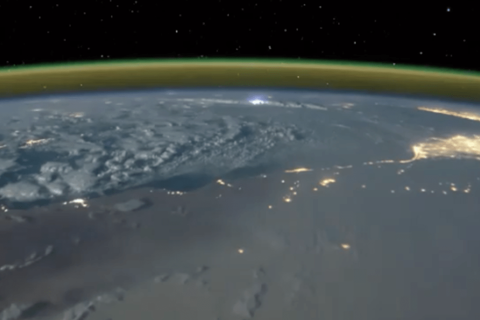 Vídeo mostra tempestade elétrica na Terra vista do espaço