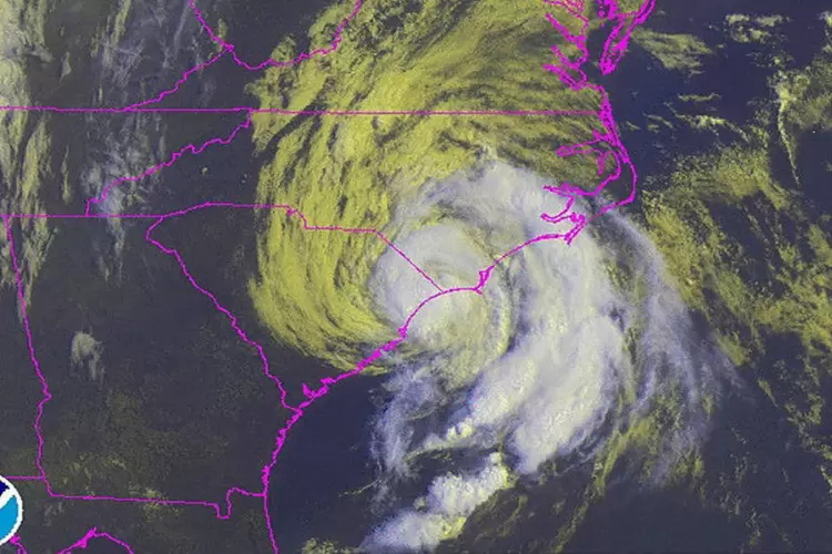 
	A tempestade tropical Ana se movimenta pela costa Leste dos Estados Unidos em imagem de sat&eacute;lite tirada neste domingo (10)
 (Divulgação/NOAA Satélite)