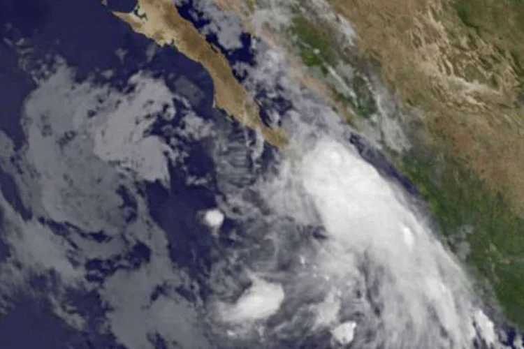 Imagem de satélite mostra a tempestade tropical Dora atingindo a costa do México
 (AFP)