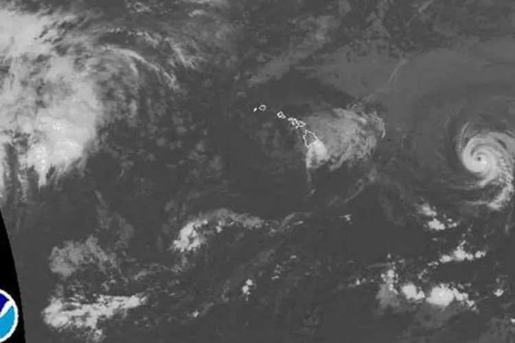 Imagem de satélite mostra a tempestade tropical Iselle chegando ao Havaí, assim como o furacão Julio (Handout/AFP)