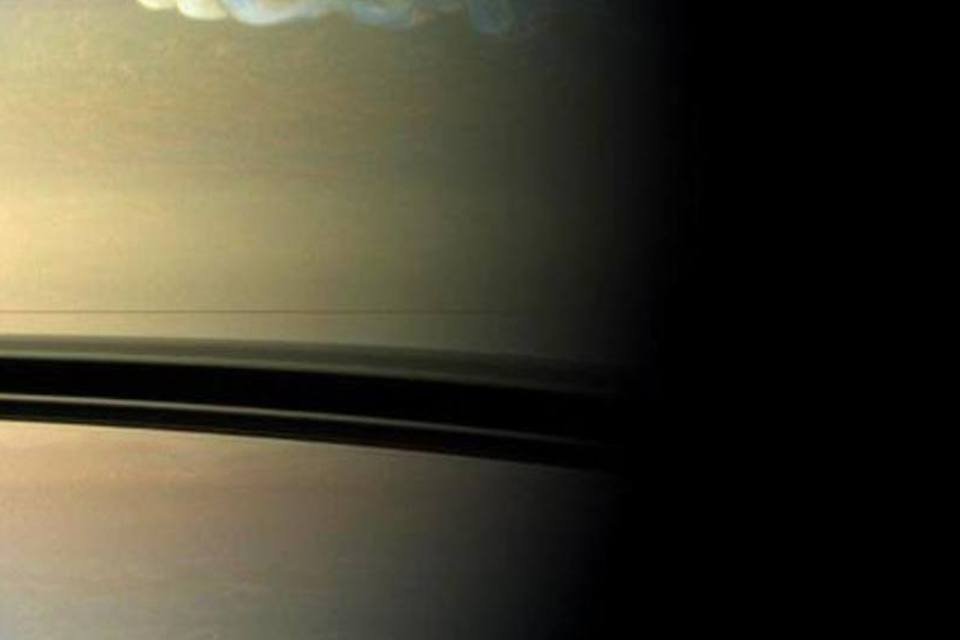 Tempestades brancas de Saturno ocorrem pelo vapor de água