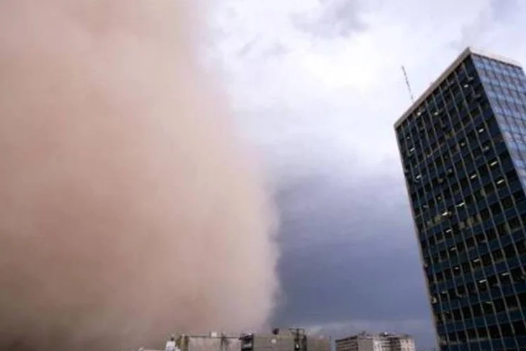 Tempestade de areia encobre Teerã (AFP)