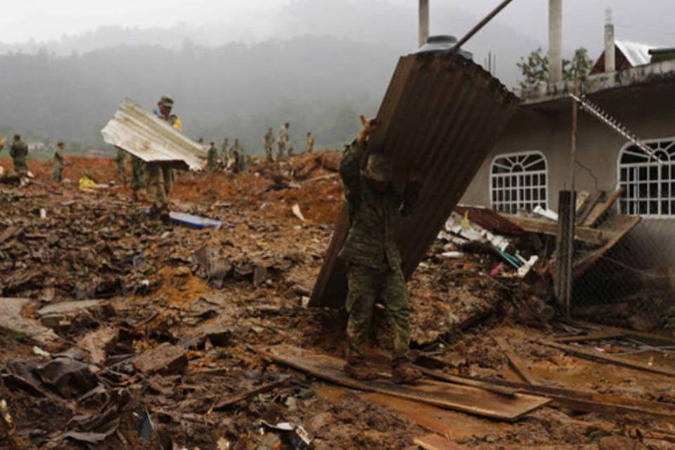 Tempestade diminui, mas México procura dezenas de pessoas