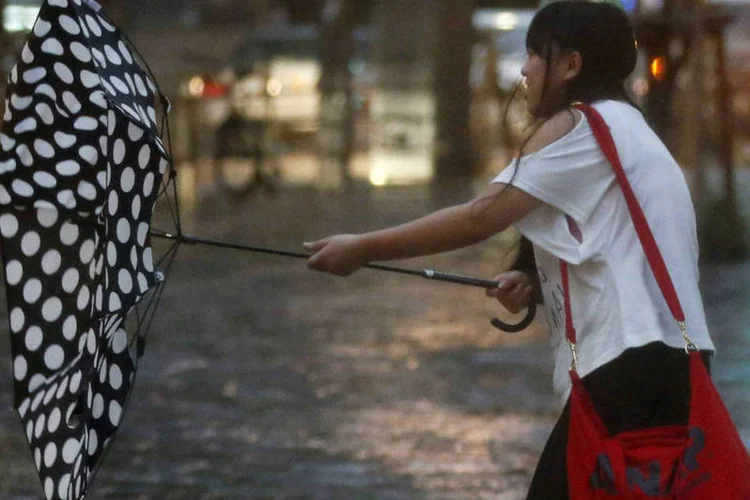
	A tempestade tropical Halong deixou 1 pessoa morta e dezenas de feridas neste domingo
 (REUTERS/Toru Hanai)