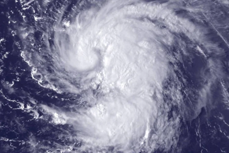 Imagem de satélite da tempestade tropical Nadine: Por enquanto, "Nadine" não representa ameaça para nenhuma zona povoada, por isso nenhum alerta foi emitido (REUTERS)