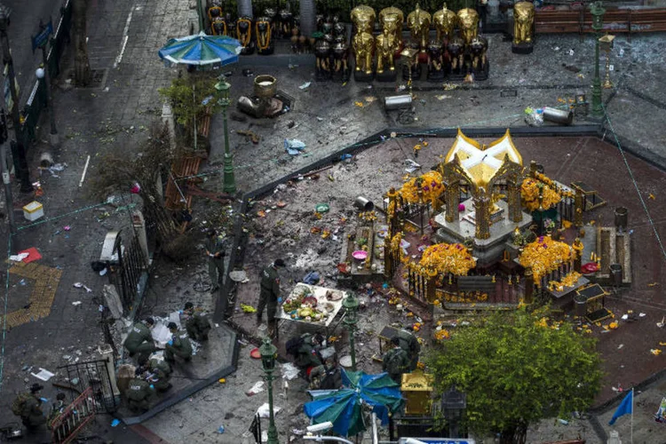 
	Explos&atilde;o em templo hindu em Bangcoc: o detido seria a pessoa &quot;com camiseta amarela que aparece nas c&acirc;meras de seguran&ccedil;a&quot; deixando uma mochila com o suposto explosivo
 (Reuters)