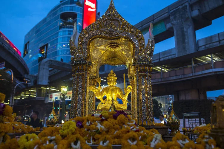 
	Templo Erawan no centro de Bangcoc: ambos s&atilde;o vistos deixando o templo pouco antes da sa&iacute;da do principal suspeito
 (Reuters/ Athit Perawongmetha)