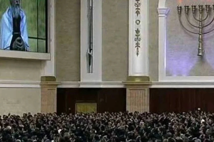 
	Fi&eacute;is acompanham culto pelo tel&atilde;o no Templo de Salom&atilde;o
 (Divulgação/ Facebook/ Templo de Salomão)