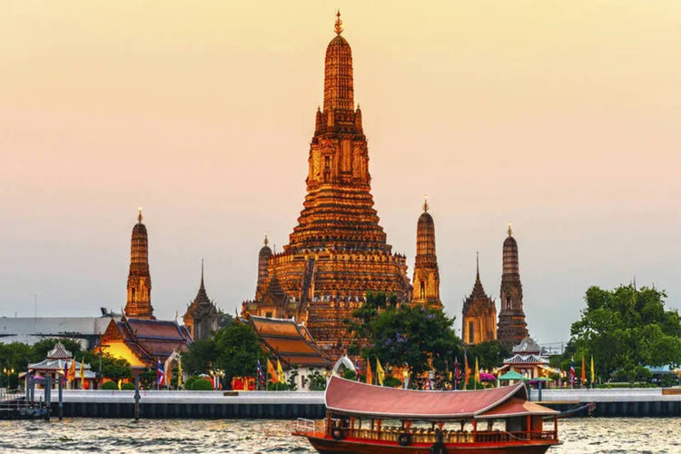 
	Templo Wat Arun, junto ao rio Chao Phraya, em Bangcoc, na Tail&acirc;ndia: O afundamento de Bangcoc &eacute; velha advert&ecirc;ncia dos cientistas, o que n&atilde;o freou o frenesi dos construtores de arranha-c&eacute;us e shoppings
 (Thinkstock/luamduan)