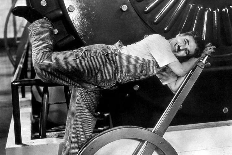 
	O cl&aacute;ssico de Chaplin, lan&ccedil;ado em 1936, &eacute; uma cr&iacute;tica &agrave;s p&eacute;ssimas condi&ccedil;&otilde;es de trabalho em meio a um sistema industrial cada vez mais opressor e desumano
 (Wikimedia Commons)