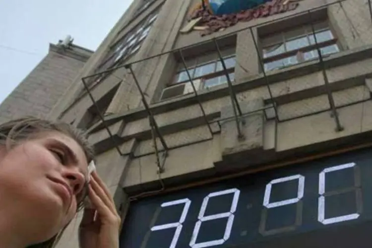 
	Mulher seca o rosto durante uma onda de calor que atingiu Moscou em 2011
 (Andrey Smirnov/AFP)