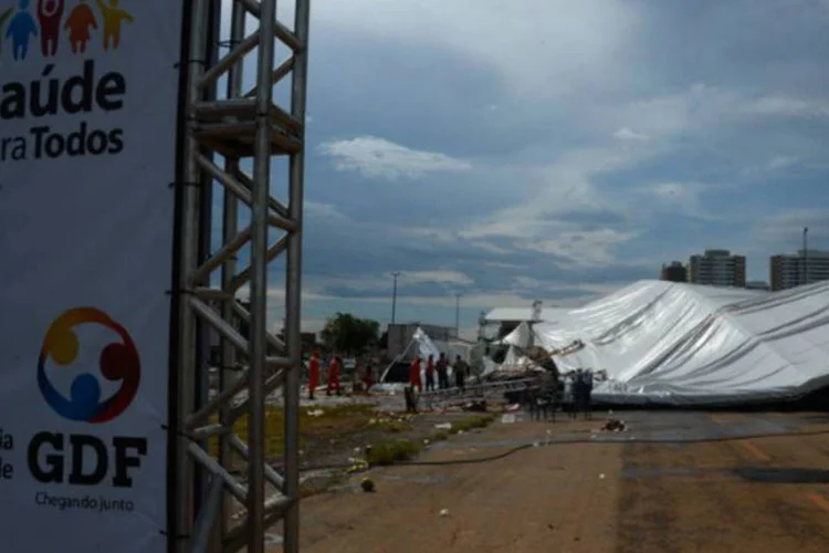
	Tenda desabou no DF: embora n&atilde;o se saiba as causas que levaram ao desabamento da tenda, algumas testemunhas informaram que, no momento do acidente, chovia e ventava forte no local
 (Valter Campanato/Agência Brasil)