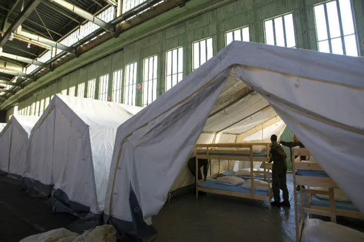 Tendas para refugiados no aeroporto de Tempelhof, em Berlim: Tempelhof oferecerá alojamentos de emergência a um total de 1.000 refugiados nas próximas semanas (Hannibal Hanschke/Reuters)