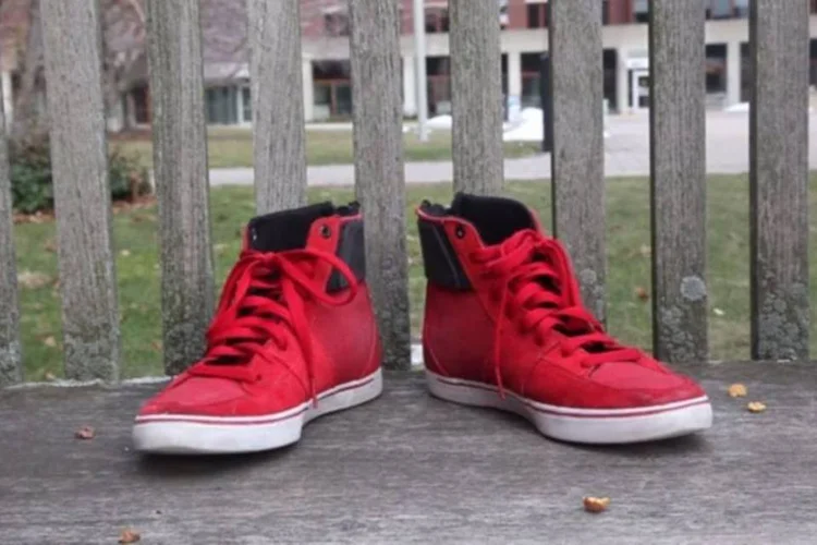Par de tênis pode guiar você até seu destino por GPS: "SuperShoes" contam com motores em suas palmilhas que vibram para indicar em qual direção usuário deve seguir (Reprodução/Vimeo/Dhairya Dand)