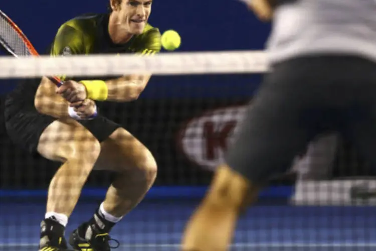 O britânico Andy Murray vence partida contra Roger Federer, da Suíça, no Aberto de Tênis da Austrália, em Melbourne (REUTERS / Mark Kolbe)