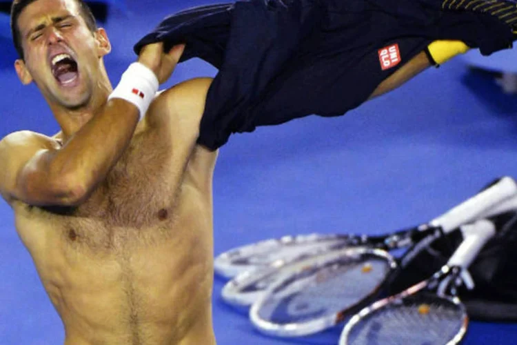 O sérvio Novak Djokovic celebra vitória contra Stanislas Wawrinka, da Suíça, em jogo do Aberto da Austrália, em Melbourne  (Toby Melville/Reuters)