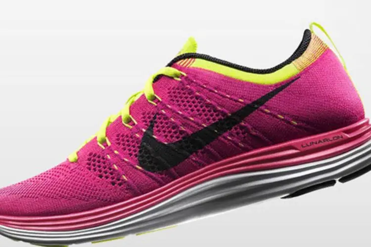 
	T&ecirc;nis na cor rosa da Nike
 (.)