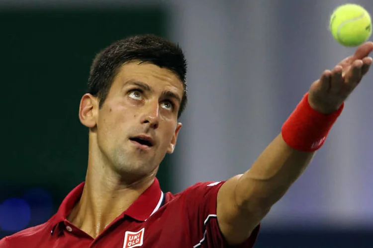 Novak Djokovic, da Sérvia, saca durante uma partida de tênis contra Roger Federer, em Xangai (Zhong Zhi/Getty Images)