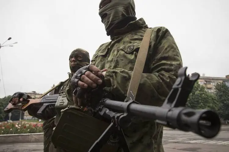 Separatistas pró-Rússia montam guarda no centro da cidade de Snizhnye, no leste da Ucrânia (Shamil Zhumatov/Reuters)