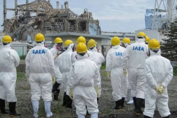 
	Inspetores da Ag&ecirc;ncia Internacional de Energia At&ocirc;mica observam reator da central nuclear de Fukushima
 (Ho/AFP)