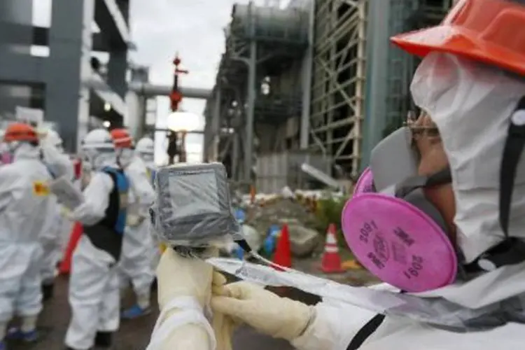 
	Membro da Tokyo Electric Power mede n&iacute;vel de radia&ccedil;&atilde;o na plataforma de Fukushima
 (Kimimasa Mayama/AFP)