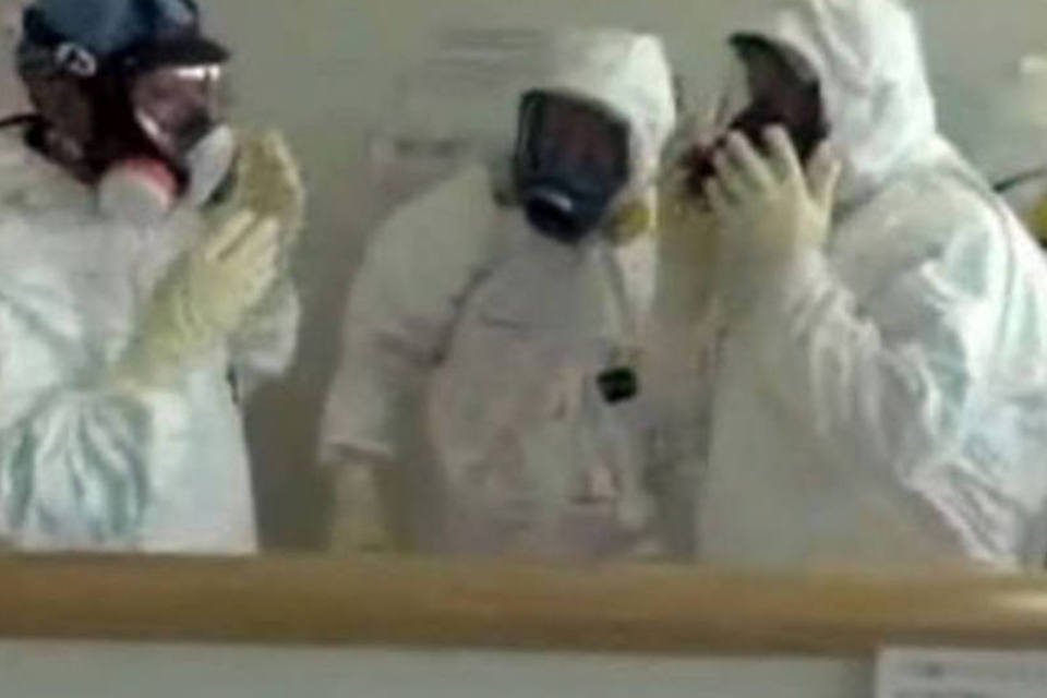 Operários entram no edifício do reator número dois de Fukushima