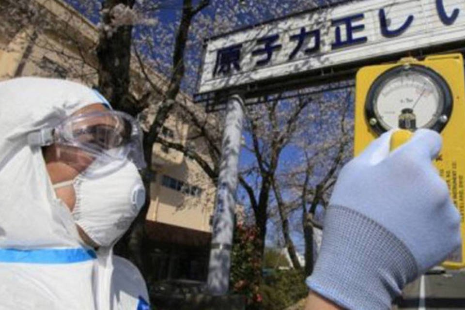 Trabalhadores entram na Usina de Fukushima