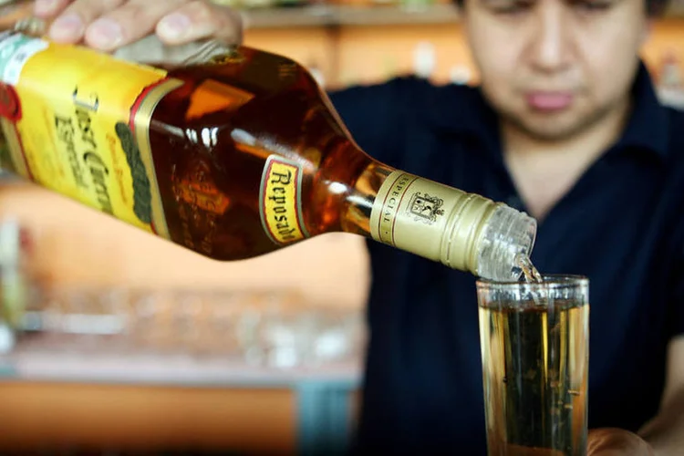 Bartender servindo uma dose da tequila Jose Cuervo, em um bar na Cidade do México (Susana Gonzalez/Bloomberg News)