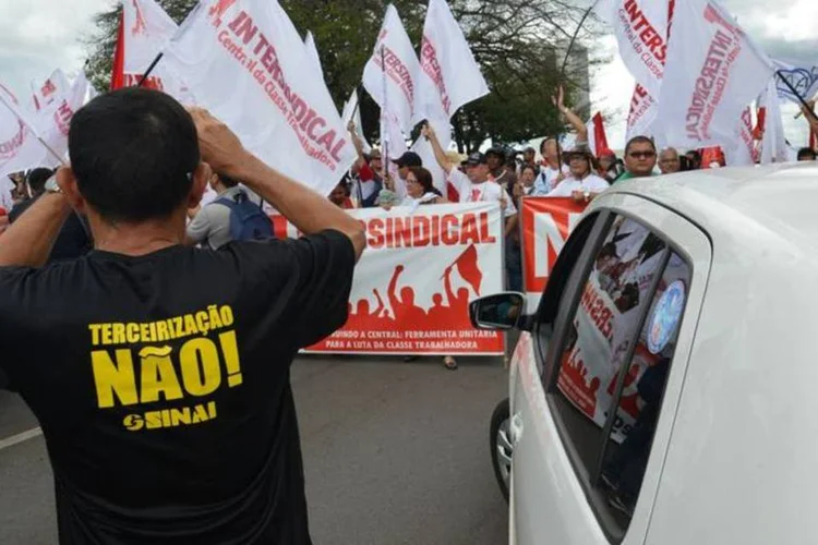 
	Manifestantes contra terceiriza&ccedil;&atilde;o: enquanto o projeto n&atilde;o for sancionado, o TST continuar&aacute; aplicando a S&uacute;mula 331, que veda a terceiriza&ccedil;&atilde;o para as atividades-fim das empresas
 (Wilson Dias/Agência Brasil)
